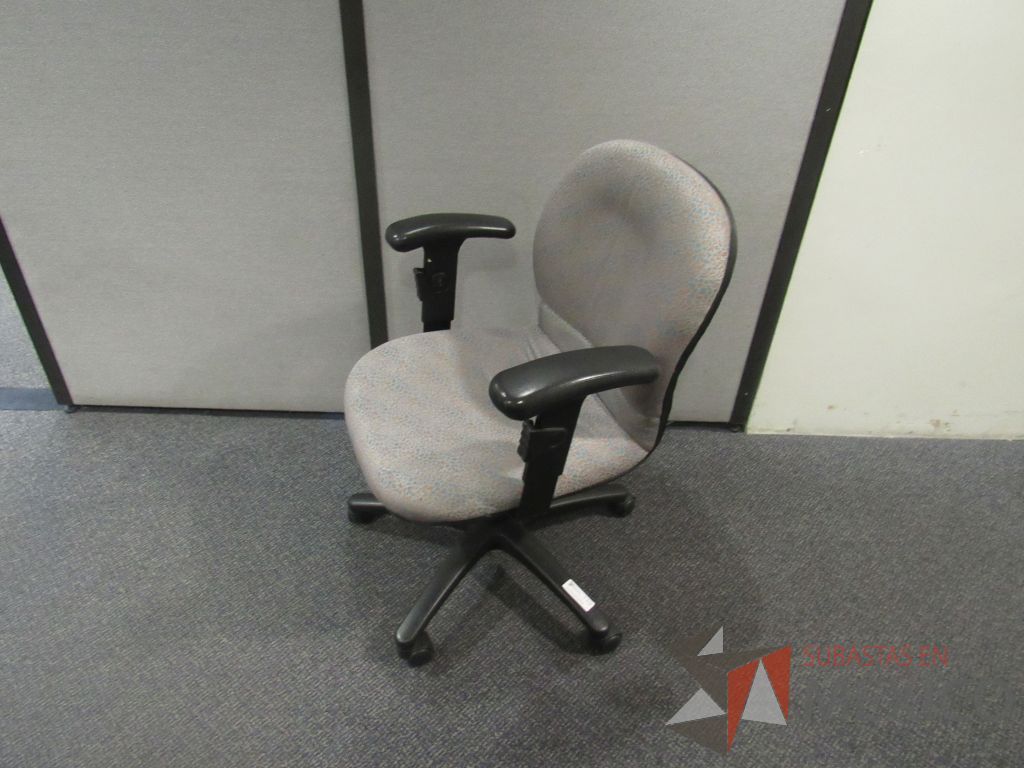 Lote 573 - 12 Silla operativas con ruedas, con descansabrazos fijos, con asiento y respaldo en tela color gris con estampado - Imagen 4