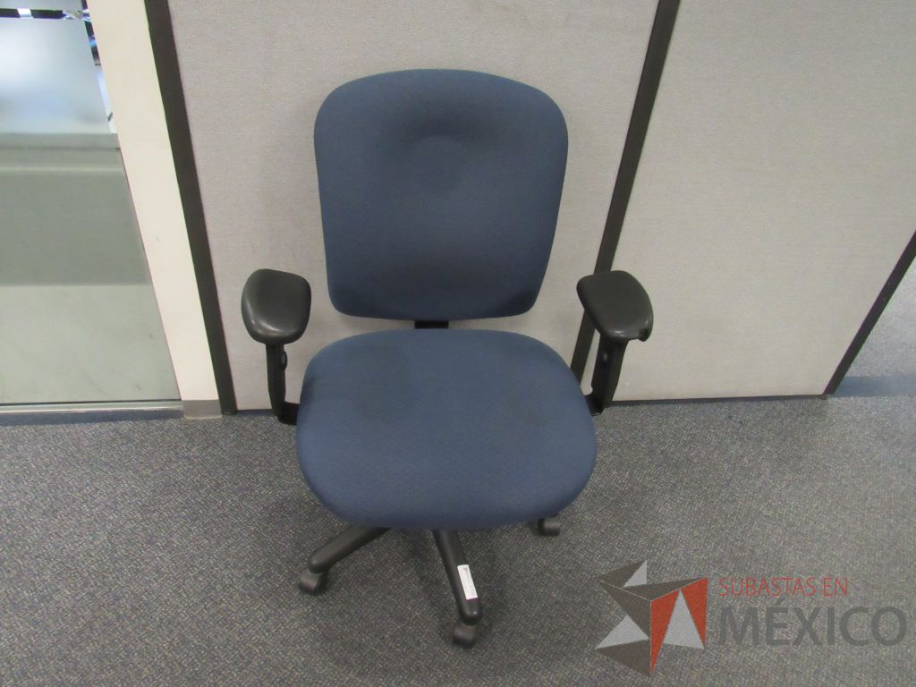 Lote 577 - 2 Sillas operativas con ruedas,con descansabrazos fijo, con asiento y respaldo en tela color azul