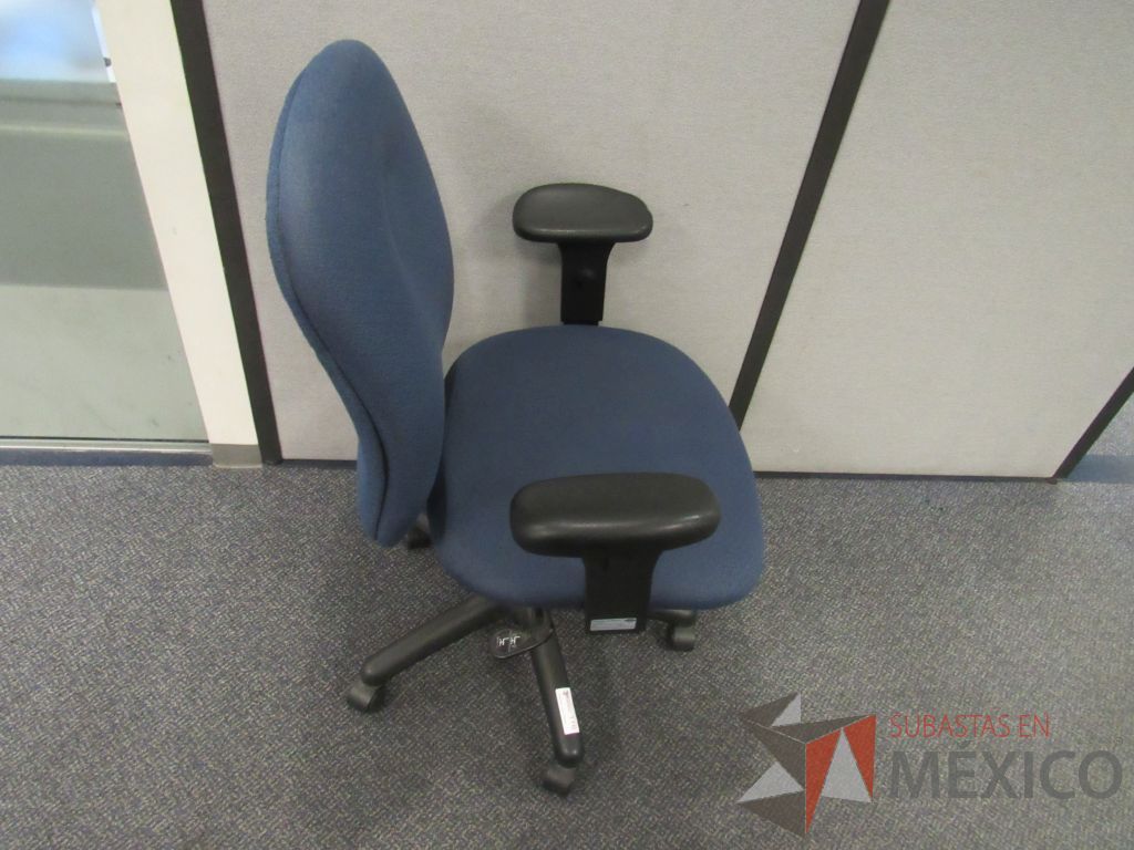 Lote 577 - 2 Sillas operativas con ruedas,con descansabrazos fijo, con asiento y respaldo en tela color azul - Imagen 2