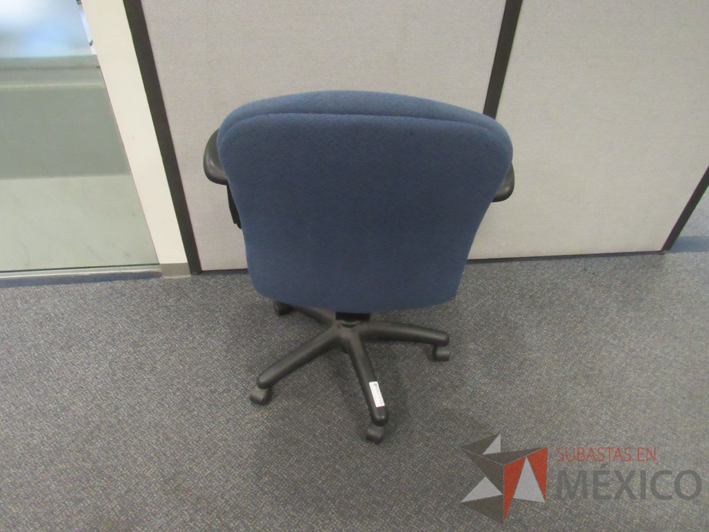 Lote 577 - 2 Sillas operativas con ruedas,con descansabrazos fijo, con asiento y respaldo en tela color azul - Imagen 3
