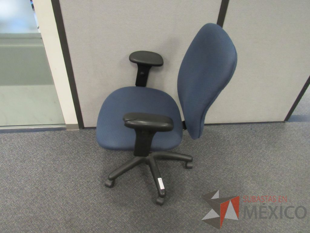 Lote 577 - 2 Sillas operativas con ruedas,con descansabrazos fijo, con asiento y respaldo en tela color azul - Imagen 4