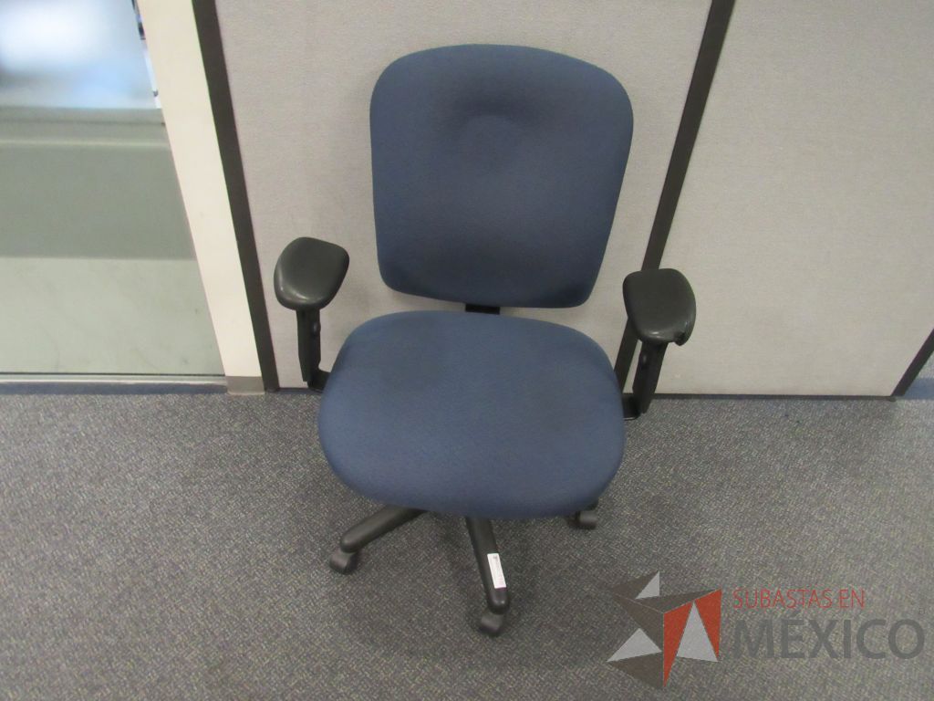Lote 577 - 2 Sillas operativas con ruedas,con descansabrazos fijo, con asiento y respaldo en tela color azul - Imagen 5