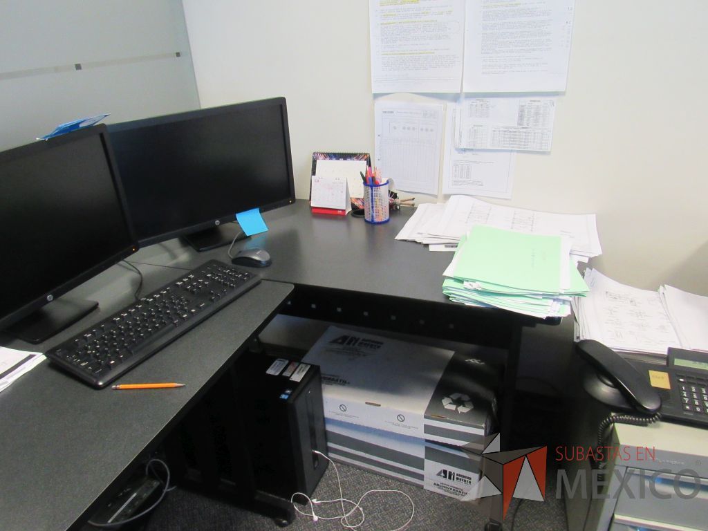 Lote 581 - Escritorio en escuadra con cubierta y librero con 3 entrepaños - Imagen 11