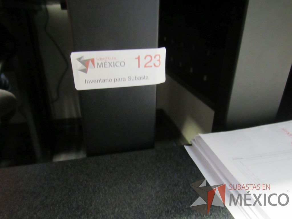 Lote 581 - Escritorio en escuadra con cubierta y librero con 3 entrepaños - Imagen 14