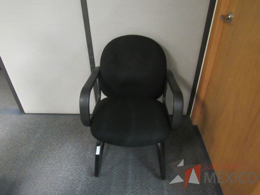 Lote 585 - 6 Sillas tipo trineo,con descansabrazos fijo,asiento y respaldo en tela color negro