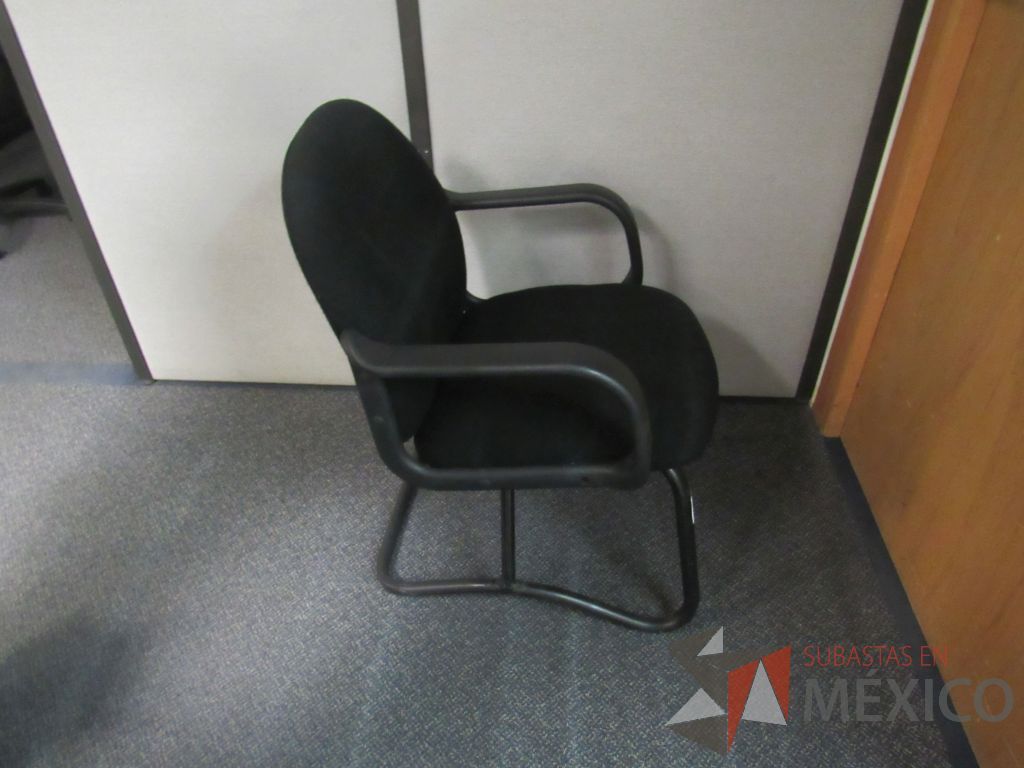 Lote 585 - 6 Sillas tipo trineo,con descansabrazos fijo,asiento y respaldo en tela color negro - Imagen 2