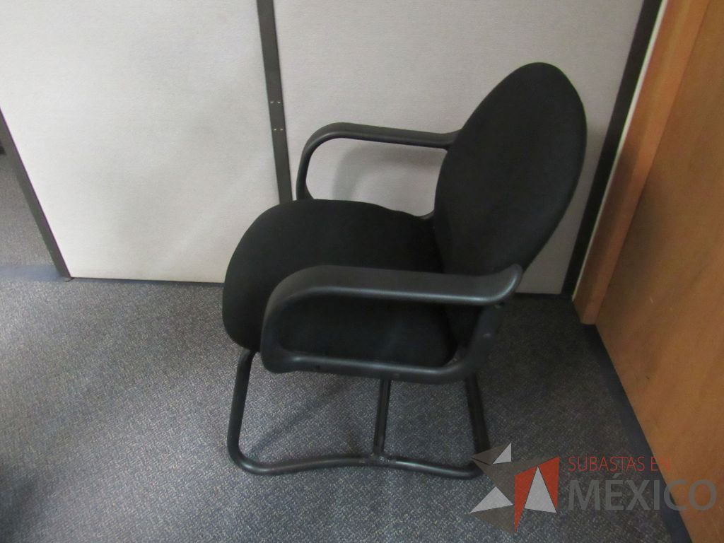 Lote 585 - 6 Sillas tipo trineo,con descansabrazos fijo,asiento y respaldo en tela color negro - Imagen 4