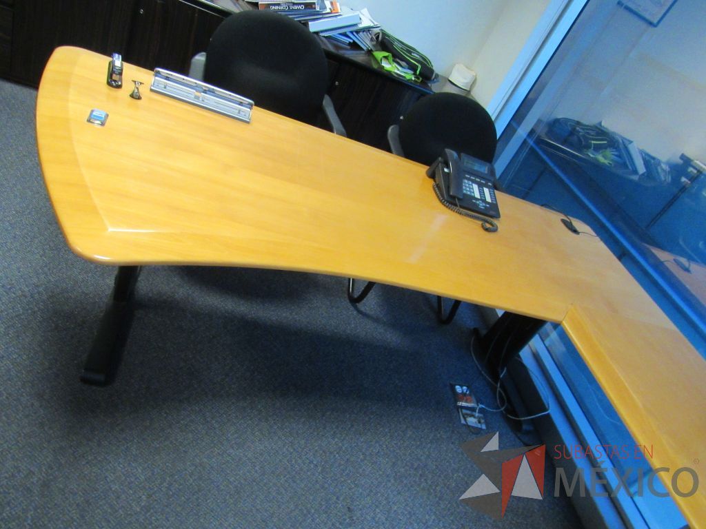 Lote 197 - Credenza con 2 puertas, escritorio en escuadra para 1 persona y gabinete con 2 puertas - Imagen 4
