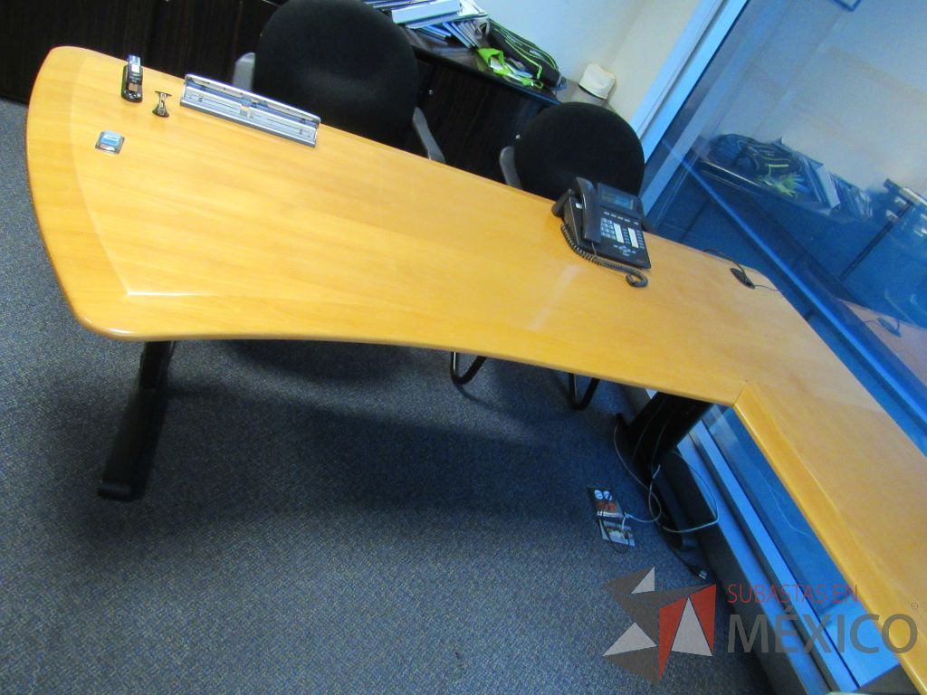 Lote 197 - Credenza con 2 puertas, escritorio en escuadra para 1 persona y gabinete con 2 puertas - Imagen 12