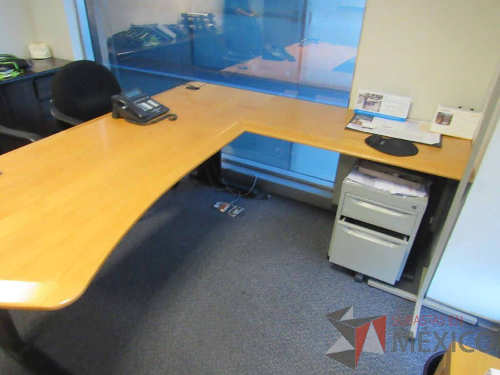 Lote 197 - Credenza con 2 puertas, escritorio en escuadra para 1 persona y gabinete con 2 puertas - Imagen 7