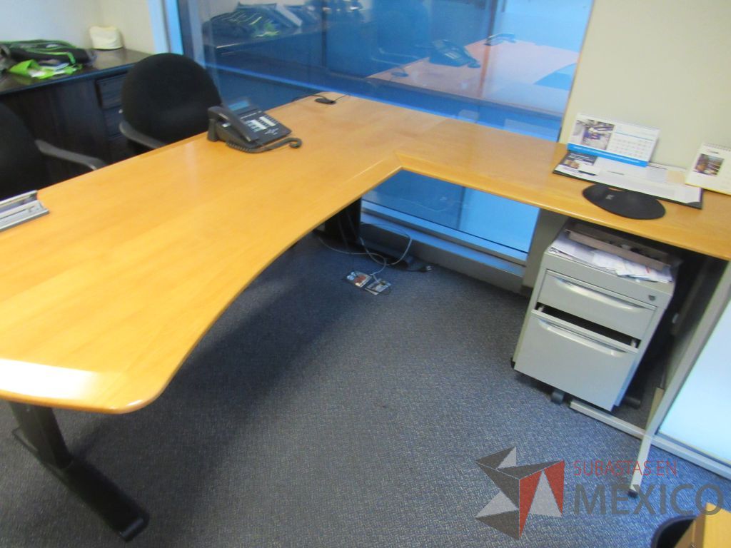 Lote 197 - Credenza con 2 puertas, escritorio en escuadra para 1 persona y gabinete con 2 puertas - Imagen 3