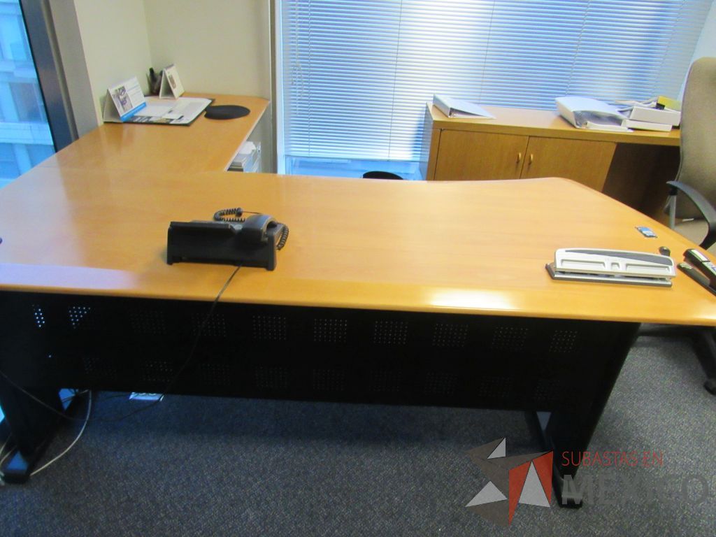 Lote 197 - Credenza con 2 puertas, escritorio en escuadra para 1 persona y gabinete con 2 puertas - Imagen 9
