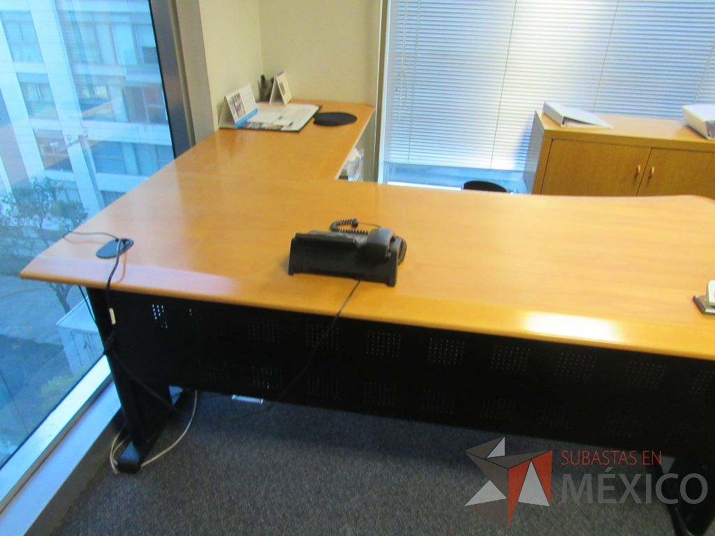 Lote 197 - Credenza con 2 puertas, escritorio en escuadra para 1 persona y gabinete con 2 puertas
