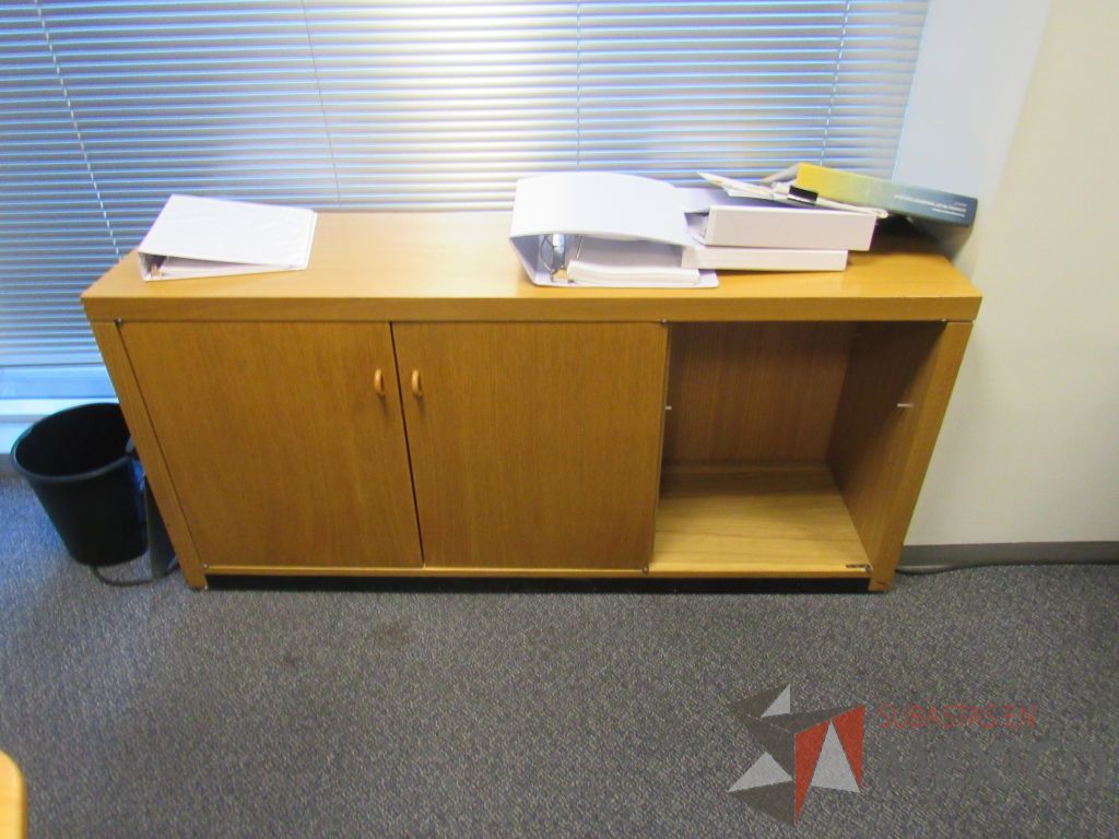 Lote 197 - Credenza con 2 puertas, escritorio en escuadra para 1 persona y gabinete con 2 puertas - Imagen 5