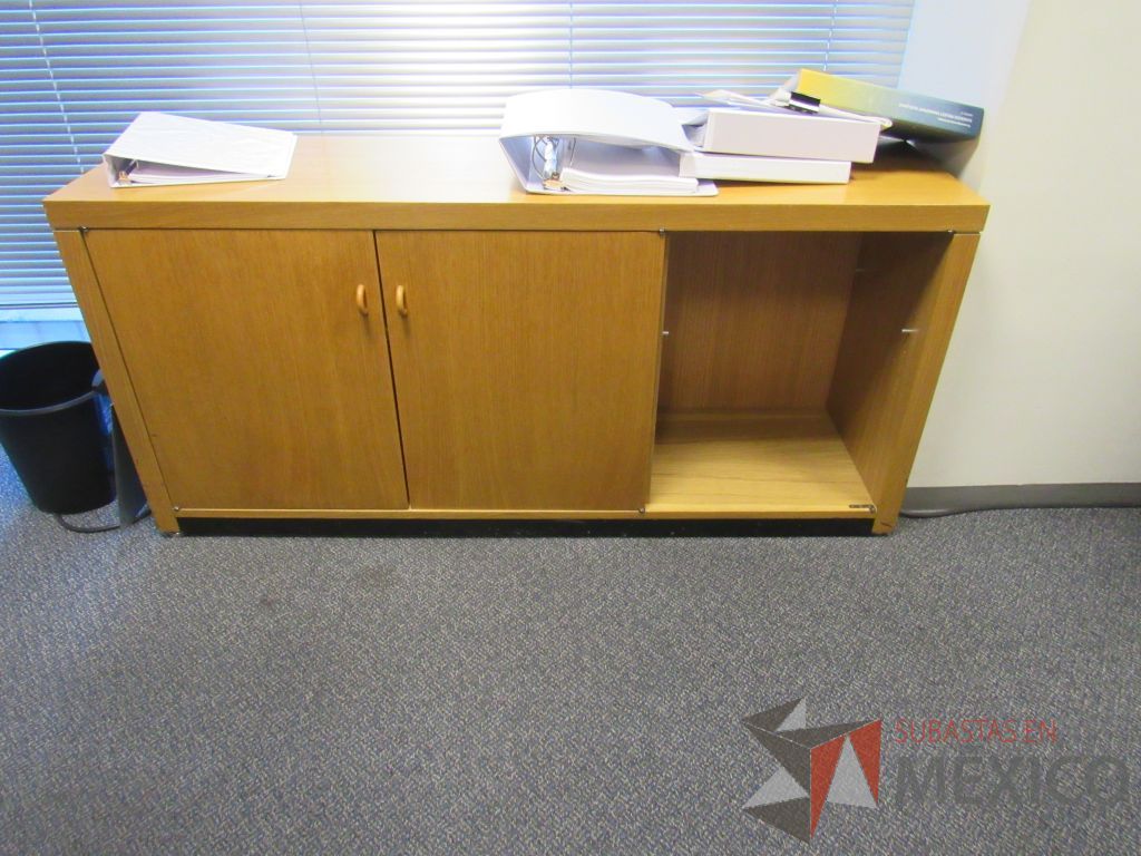Lote 197 - Credenza con 2 puertas, escritorio en escuadra para 1 persona y gabinete con 2 puertas - Imagen 8