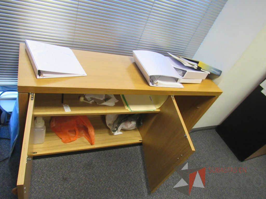 Lote 197 - Credenza con 2 puertas, escritorio en escuadra para 1 persona y gabinete con 2 puertas - Imagen 6