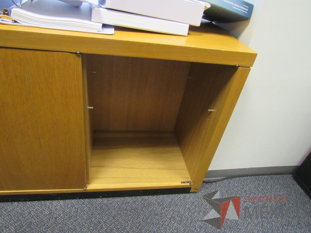 Lote 197 - Credenza con 2 puertas, escritorio en escuadra para 1 persona y gabinete con 2 puertas - Imagen 10