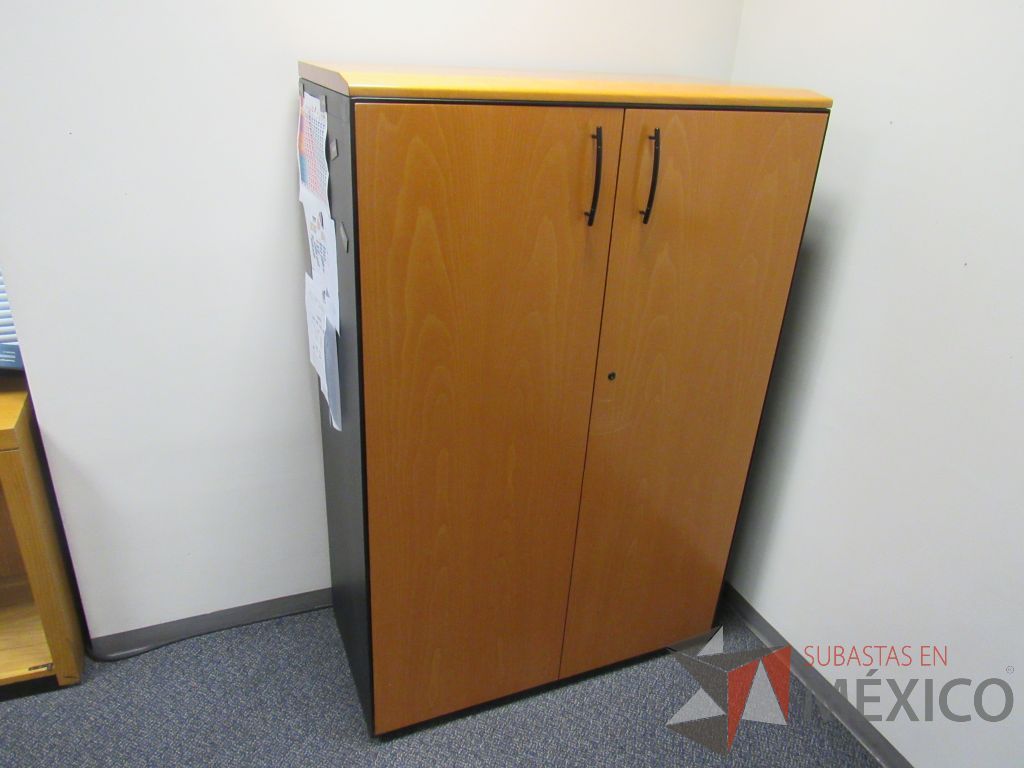 Lote 197 - Credenza con 2 puertas, escritorio en escuadra para 1 persona y gabinete con 2 puertas - Imagen 11