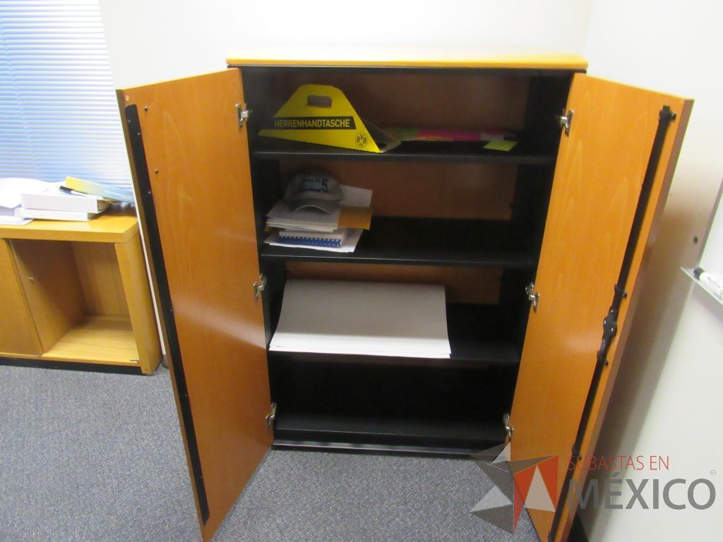 Lote 197 - Credenza con 2 puertas, escritorio en escuadra para 1 persona y gabinete con 2 puertas - Imagen 13