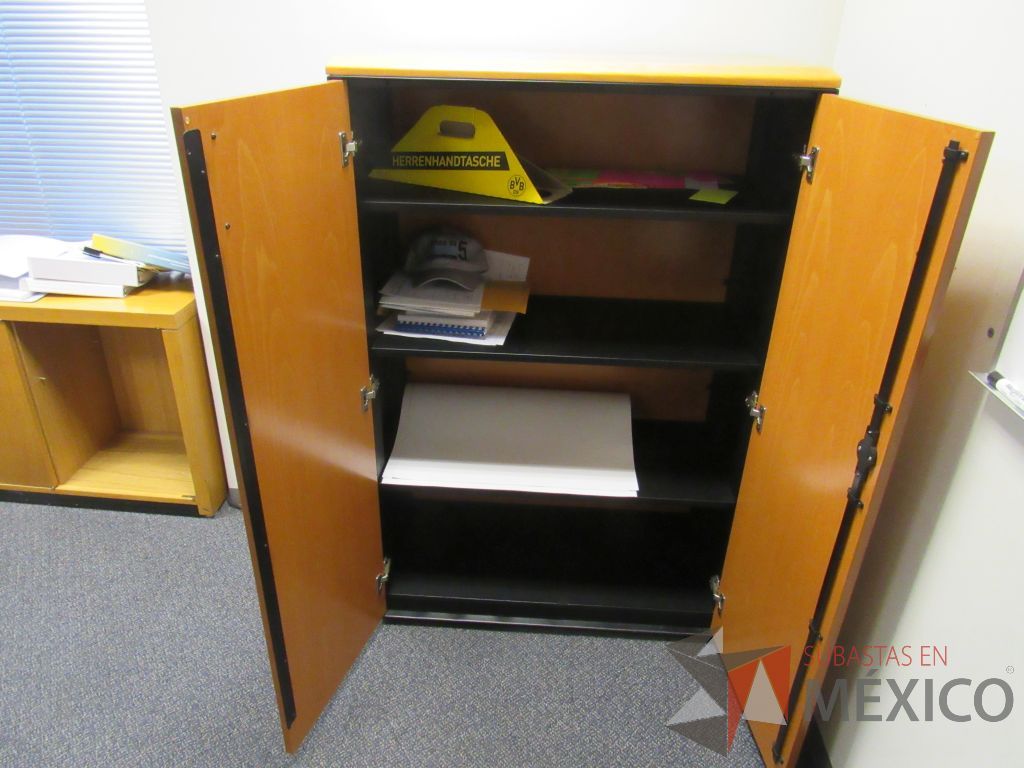 Lote 197 - Credenza con 2 puertas, escritorio en escuadra para 1 persona y gabinete con 2 puertas - Imagen 14