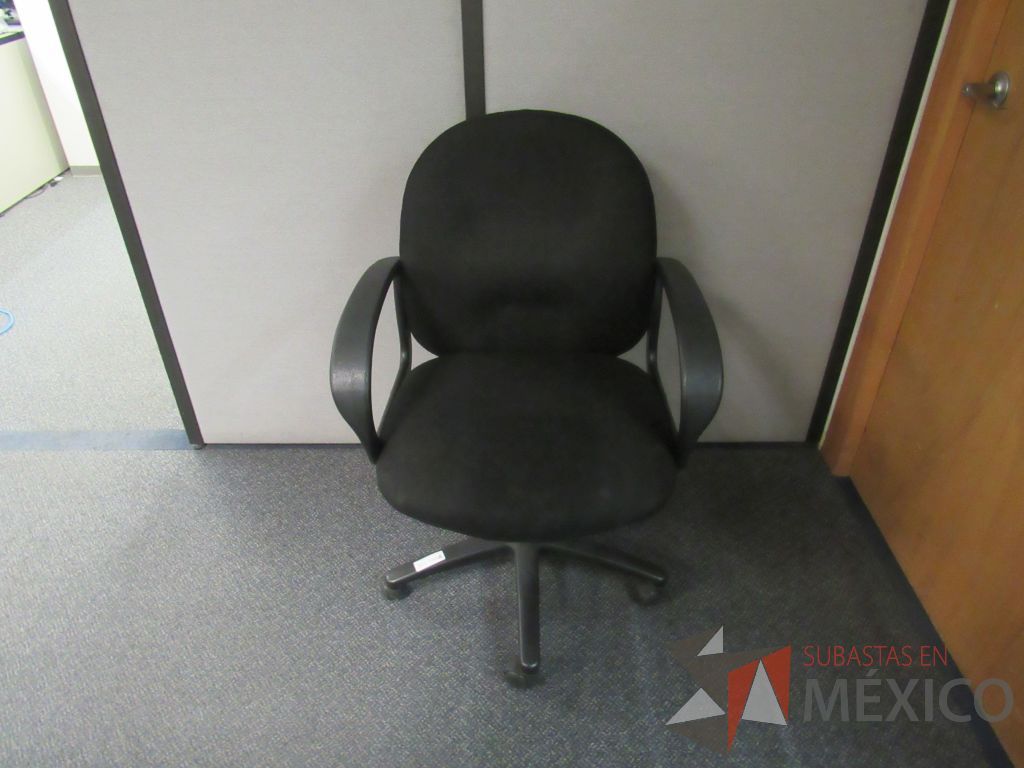 Lote 586 - 4 Sillas operativas con ruedas,con descnasabrazos fijo,con asiento y respaldo en tela color negro