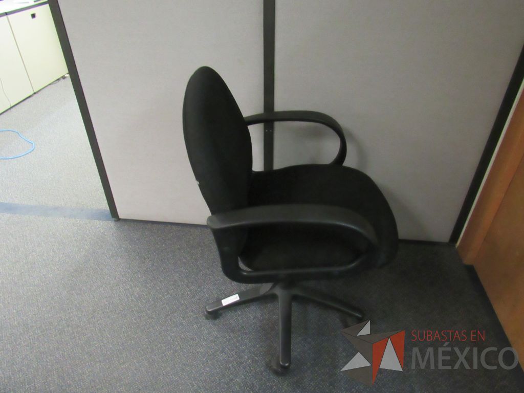 Lote 586 - 4 Sillas operativas con ruedas,con descnasabrazos fijo,con asiento y respaldo en tela color negro - Imagen 2