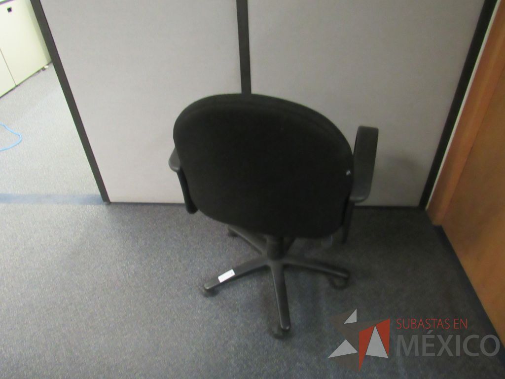 Lote 586 - 4 Sillas operativas con ruedas,con descnasabrazos fijo,con asiento y respaldo en tela color negro - Imagen 3