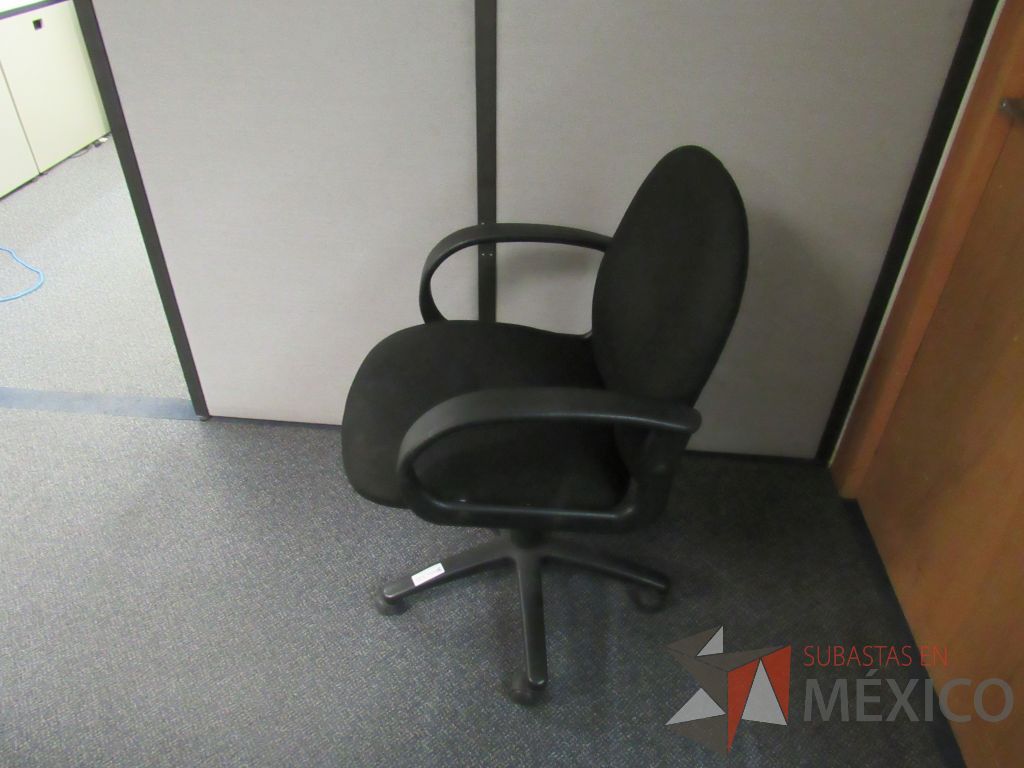Lote 586 - 4 Sillas operativas con ruedas,con descnasabrazos fijo,con asiento y respaldo en tela color negro - Imagen 4