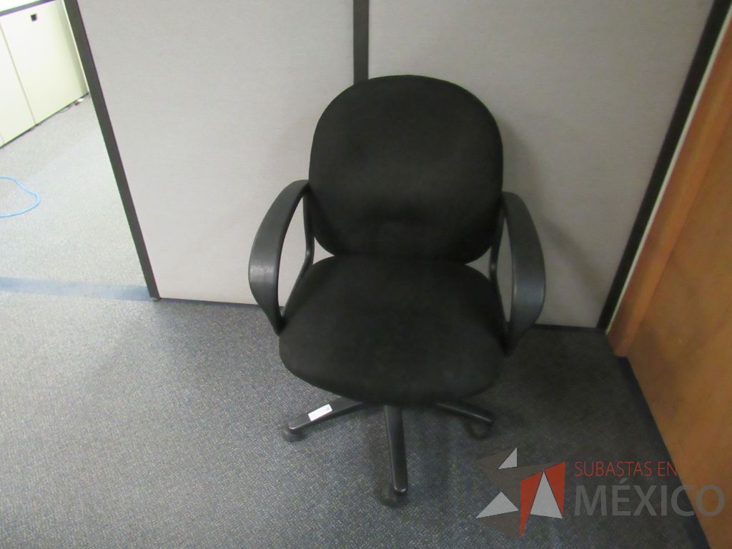 Lote 586 - 4 Sillas operativas con ruedas,con descnasabrazos fijo,con asiento y respaldo en tela color negro - Imagen 5