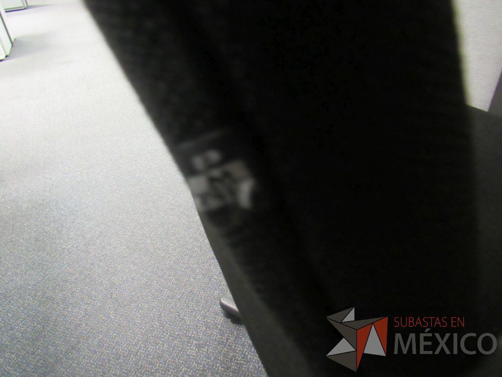 Lote 586 - 4 Sillas operativas con ruedas,con descnasabrazos fijo,con asiento y respaldo en tela color negro - Imagen 6