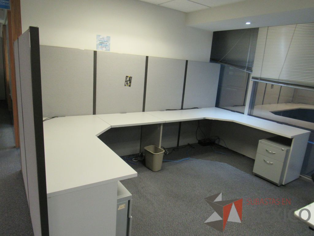 Lote 588 - Estación de trabajo para 2 personas con mampara alta, con 2 archiveros de 2 cajones - Imagen 7