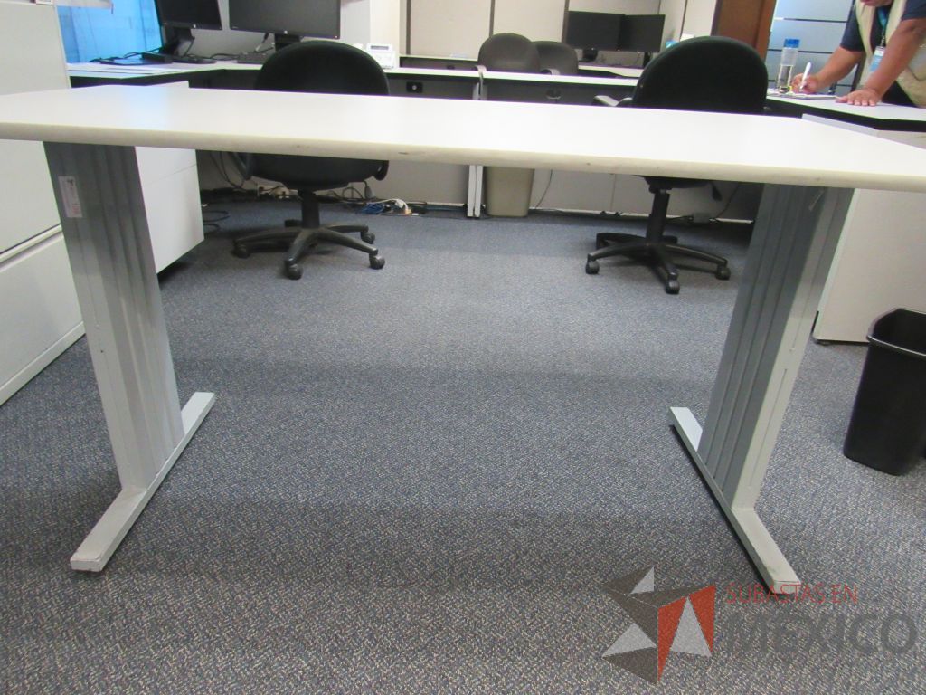 Lote 203 - Mesa de trabajo con cubierta color beige con base de metal