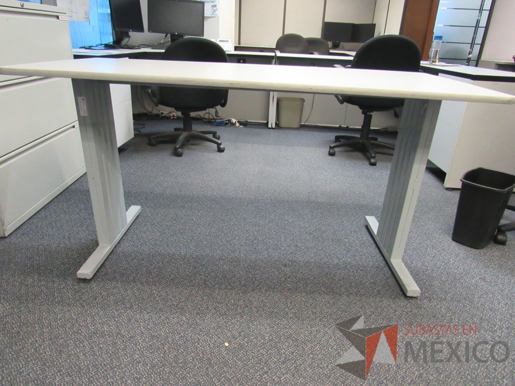 Lote 203 - Mesa de trabajo con cubierta color beige con base de metal - Imagen 7