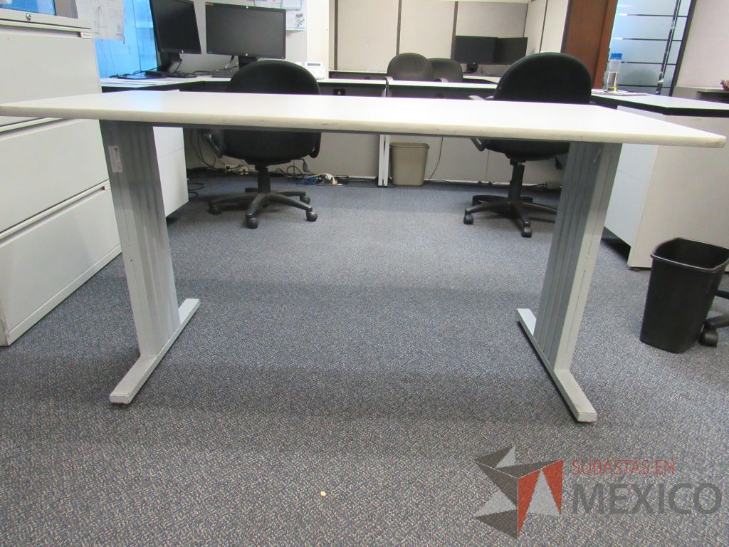 Lote 203 - Mesa de trabajo con cubierta color beige con base de metal - Imagen 2