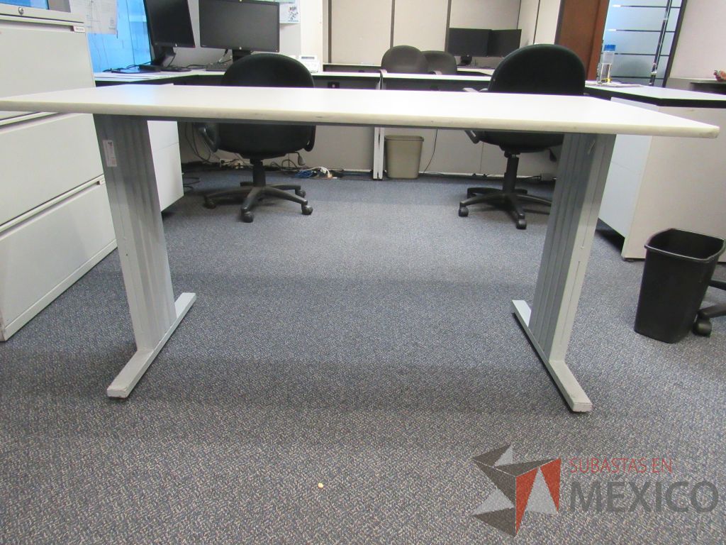 Lote 203 - Mesa de trabajo con cubierta color beige con base de metal - Imagen 3