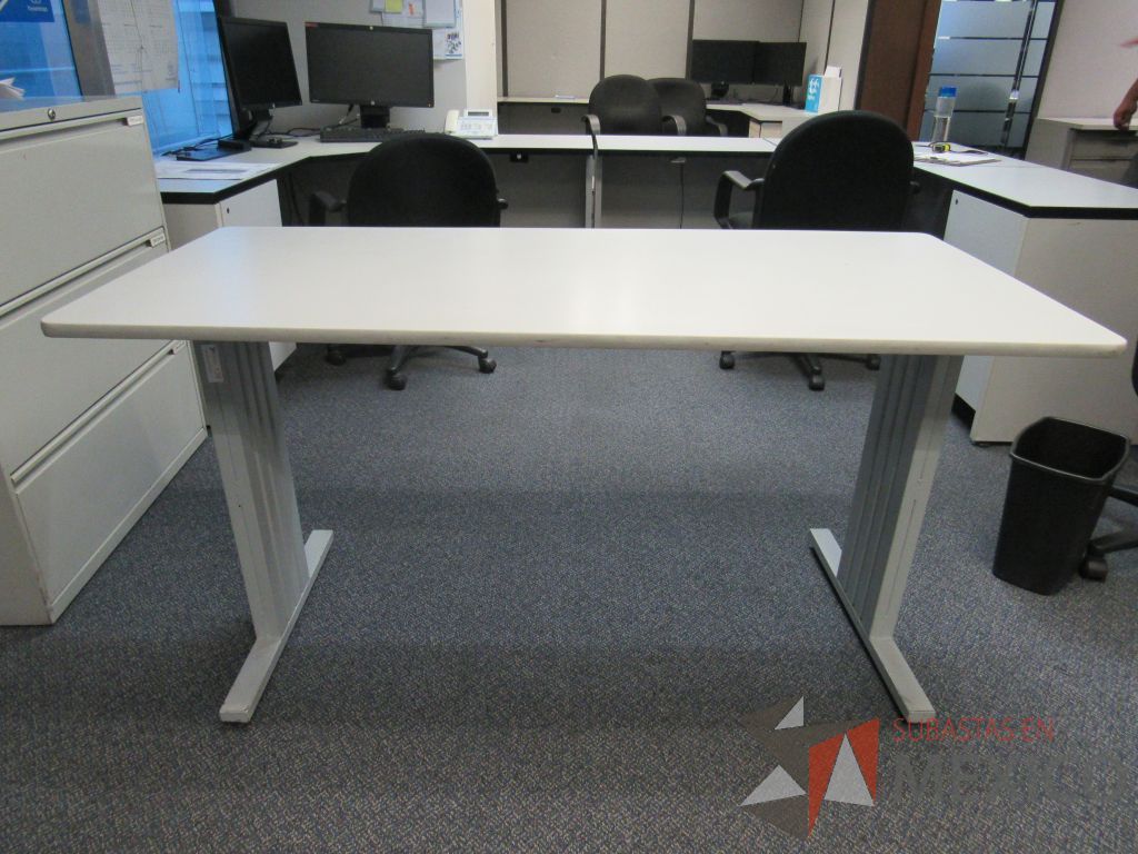 Lote 203 - Mesa de trabajo con cubierta color beige con base de metal - Imagen 5