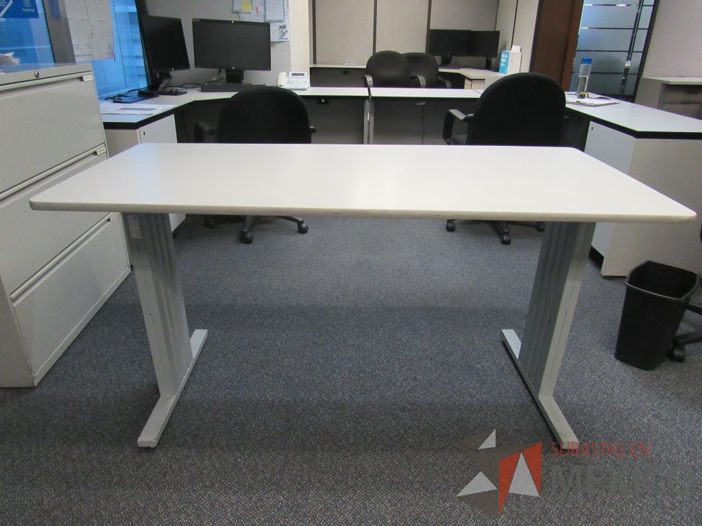 Lote 203 - Mesa de trabajo con cubierta color beige con base de metal - Imagen 8
