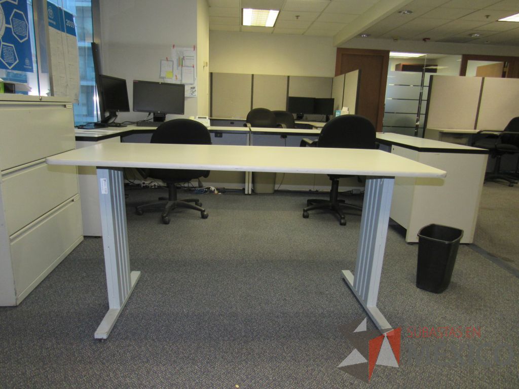 Lote 203 - Mesa de trabajo con cubierta color beige con base de metal - Imagen 9