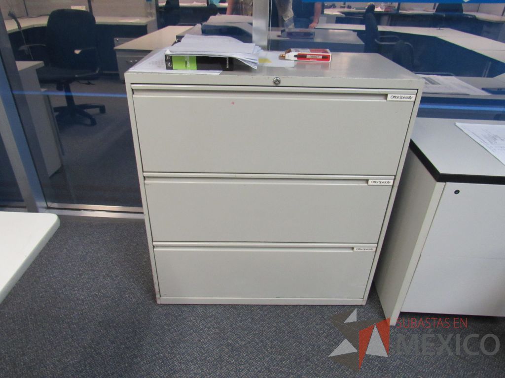 Lote 203 - Mesa de trabajo con cubierta color beige con base de metal - Imagen 4