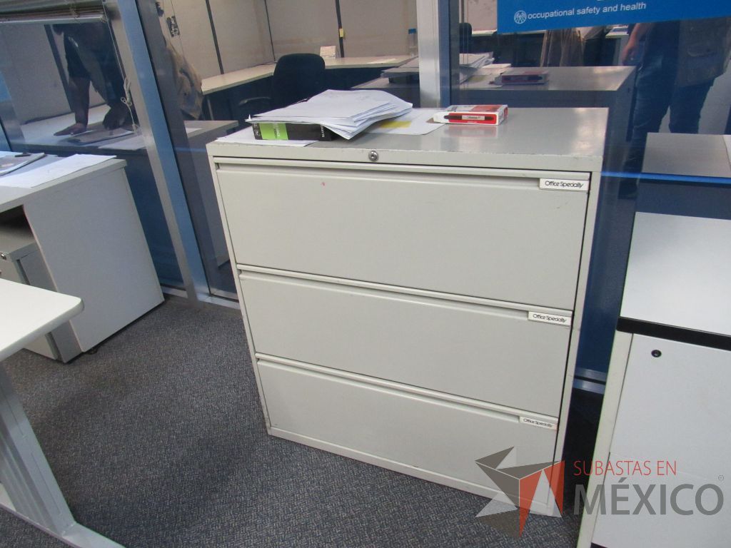 Lote 203 - Mesa de trabajo con cubierta color beige con base de metal - Imagen 10