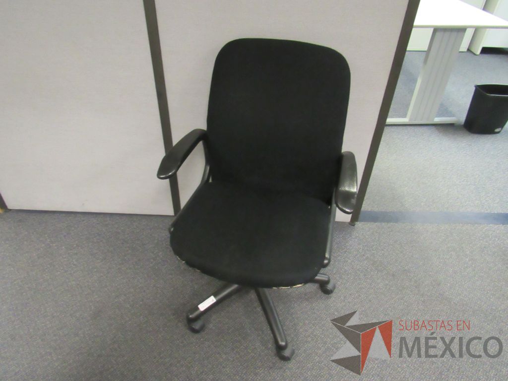Lote 589 - Silla operativa con ruedas,con descansabrazos fijo y 2 escritorios en escuadra para 1 persona