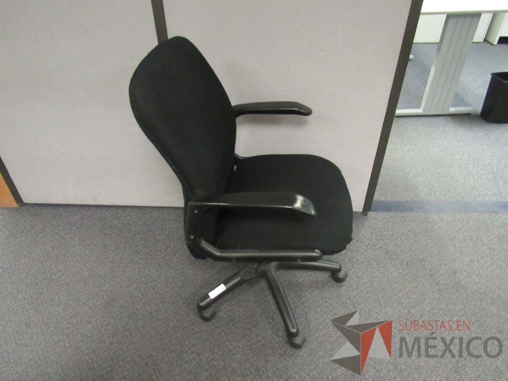 Lote 589 - Silla operativa con ruedas,con descansabrazos fijo y 2 escritorios en escuadra para 1 persona - Imagen 5