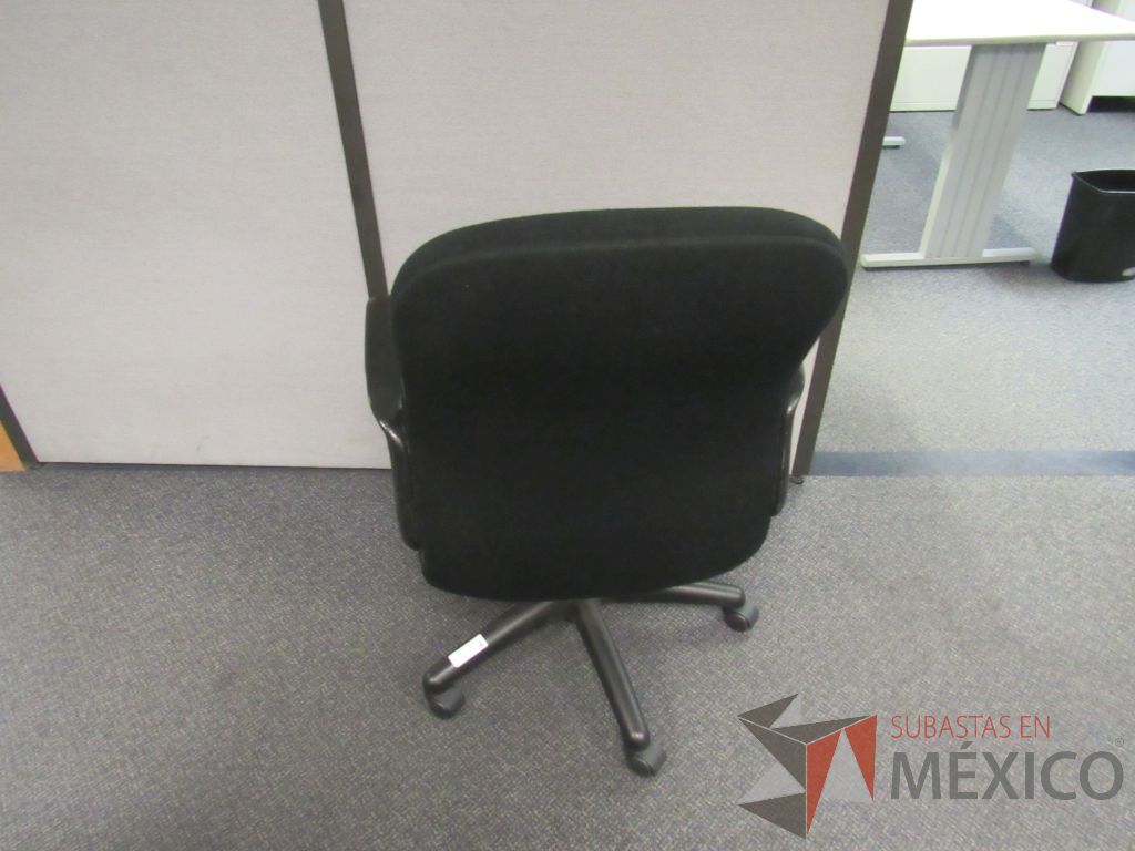 Lote 589 - Silla operativa con ruedas,con descansabrazos fijo y 2 escritorios en escuadra para 1 persona - Imagen 2