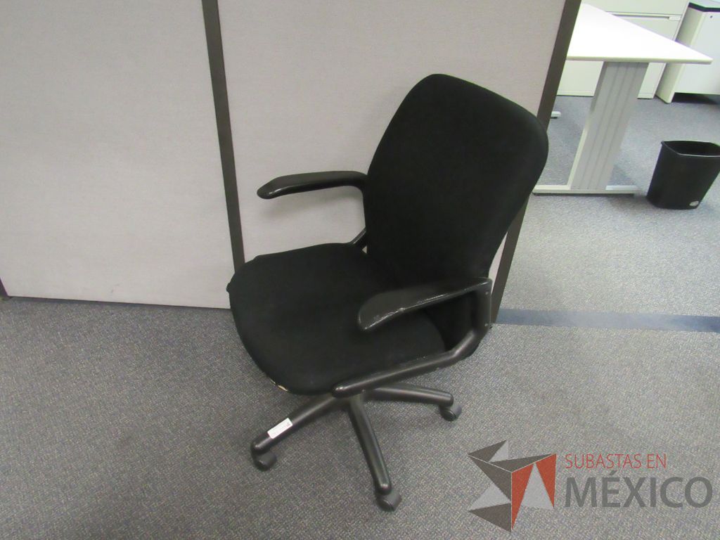 Lote 589 - Silla operativa con ruedas,con descansabrazos fijo y 2 escritorios en escuadra para 1 persona - Imagen 3