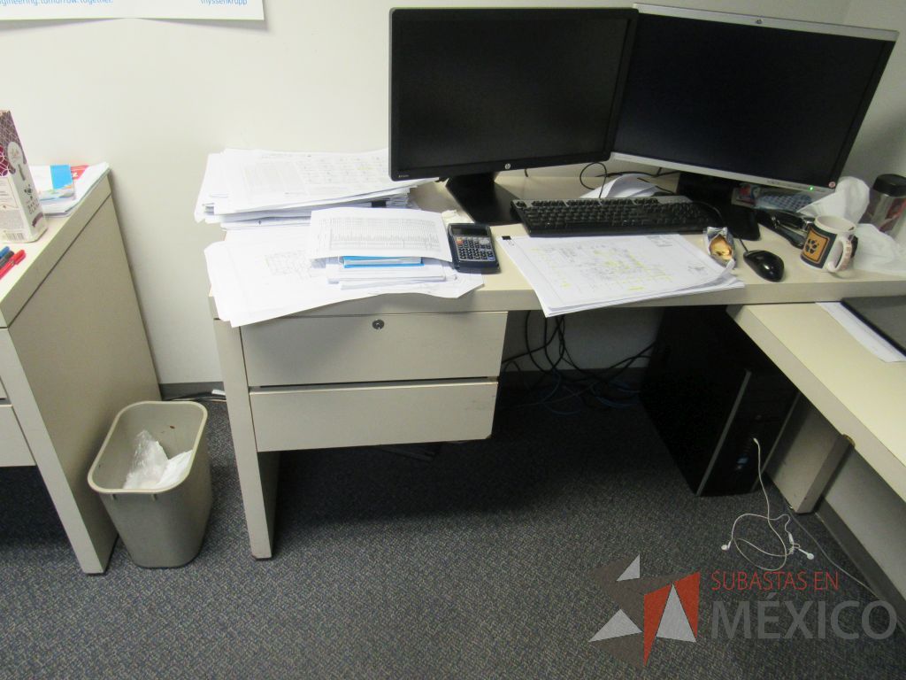 Lote 589 - Silla operativa con ruedas,con descansabrazos fijo y 2 escritorios en escuadra para 1 persona - Imagen 6