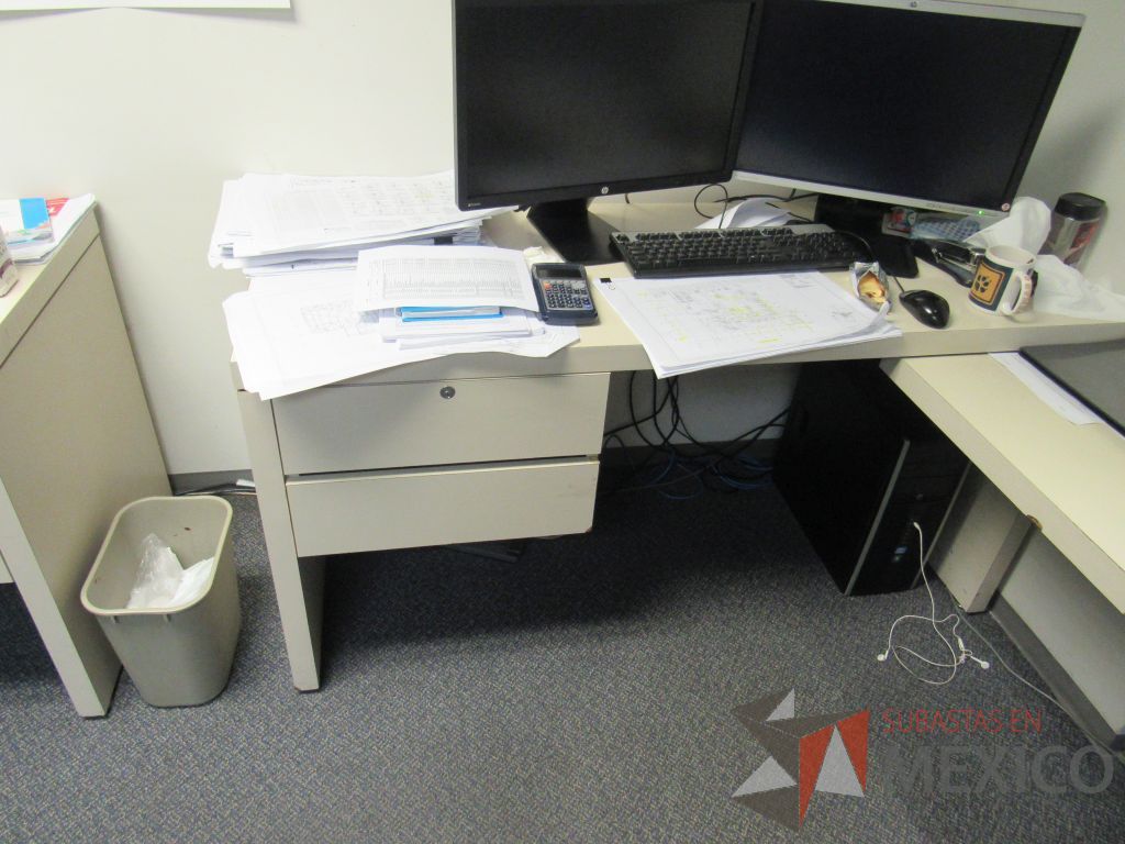 Lote 589 - Silla operativa con ruedas,con descansabrazos fijo y 2 escritorios en escuadra para 1 persona - Imagen 7