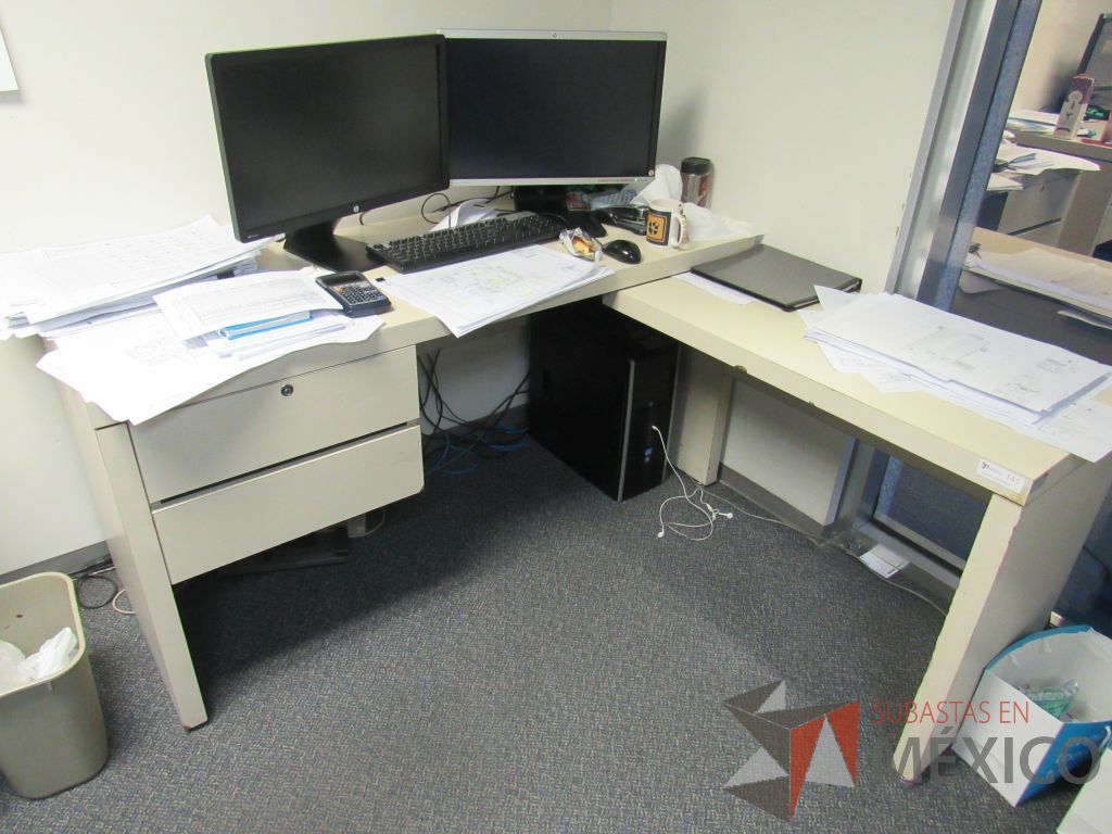 Lote 589 - Silla operativa con ruedas,con descansabrazos fijo y 2 escritorios en escuadra para 1 persona - Imagen 8