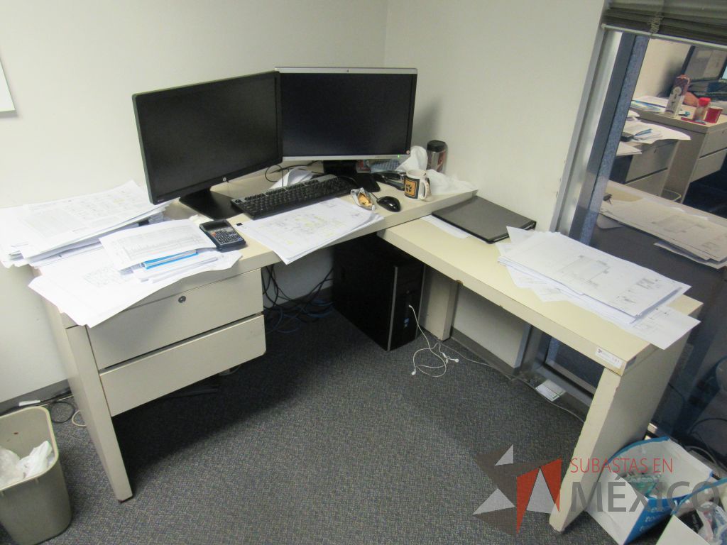Lote 589 - Silla operativa con ruedas,con descansabrazos fijo y 2 escritorios en escuadra para 1 persona - Imagen 9