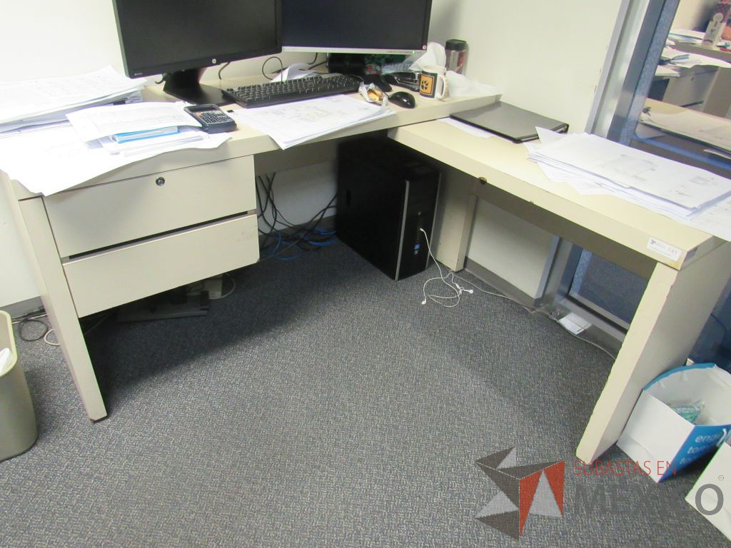 Lote 589 - Silla operativa con ruedas,con descansabrazos fijo y 2 escritorios en escuadra para 1 persona - Imagen 10