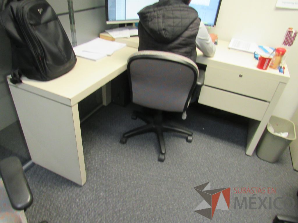 Lote 589 - Silla operativa con ruedas,con descansabrazos fijo y 2 escritorios en escuadra para 1 persona - Imagen 11